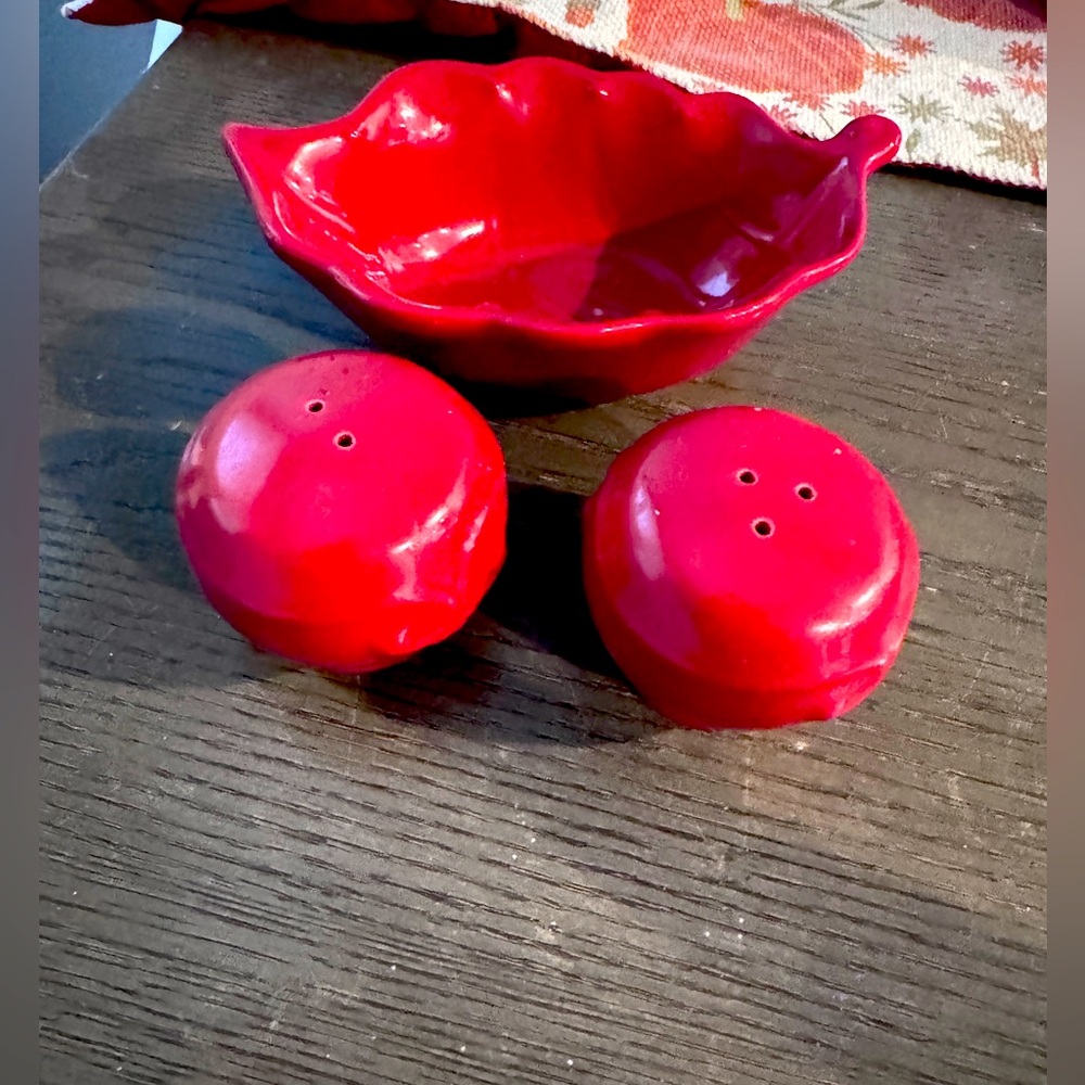 Princess house. Salt and pepper shaker with a matching Princess House  bowl